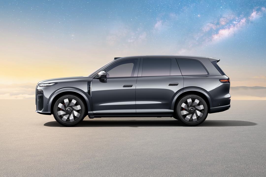 岚图泰山X8 EV