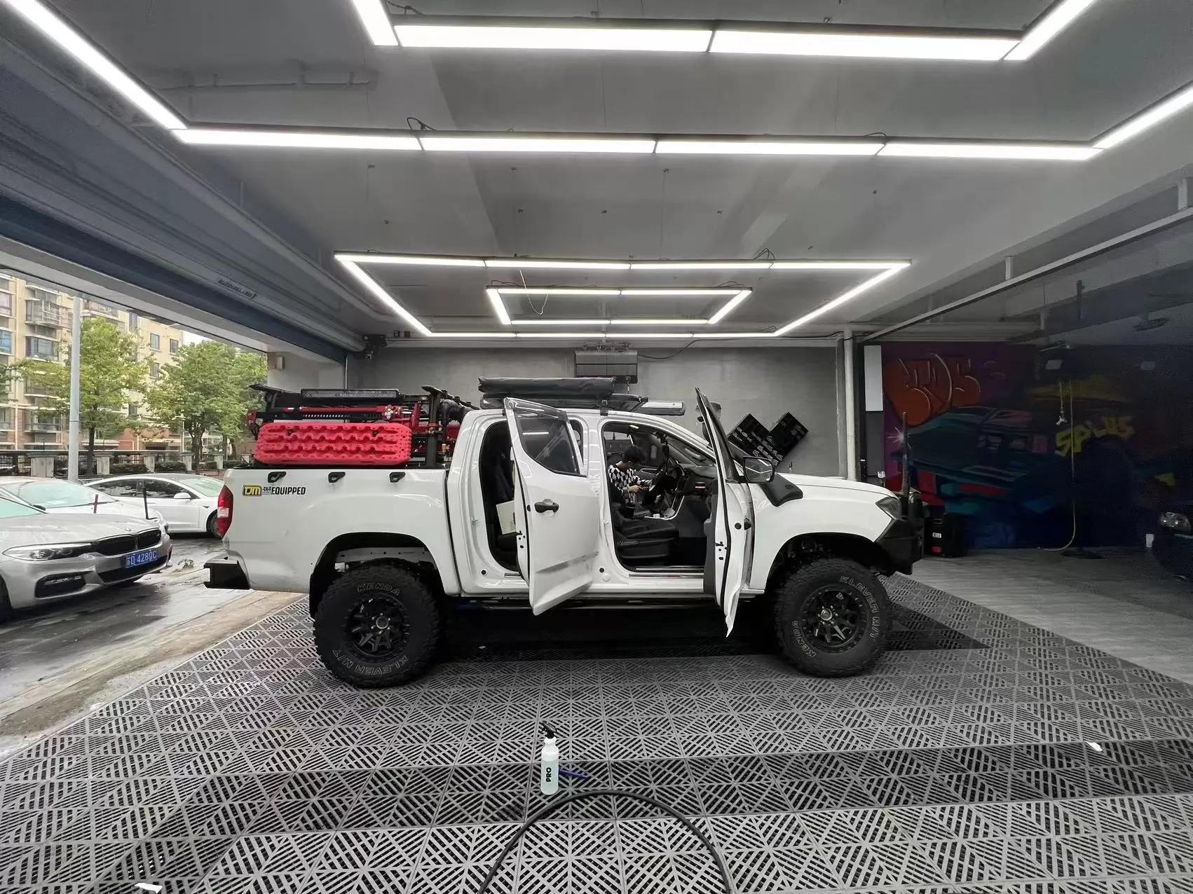 大通T602.4L汽油手动四驱舒适版标箱轮包展示图2