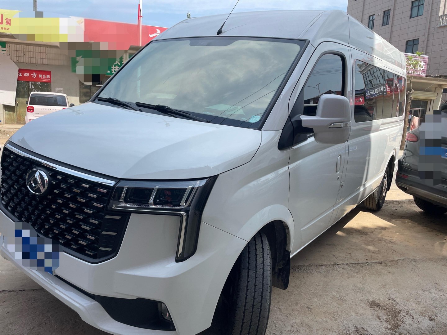 新途V80PRO 2.0T AMT傲运通长轴中顶147Ps 10座展示图1