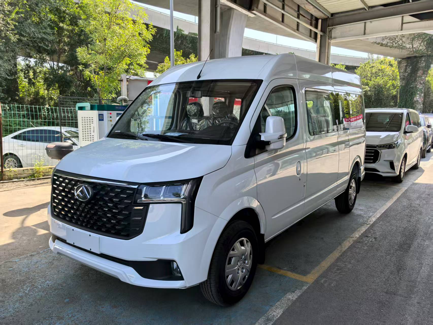 新途V80PRO 2.0T 手动傲运通短轴超低顶147Ps 5/6座展示图2