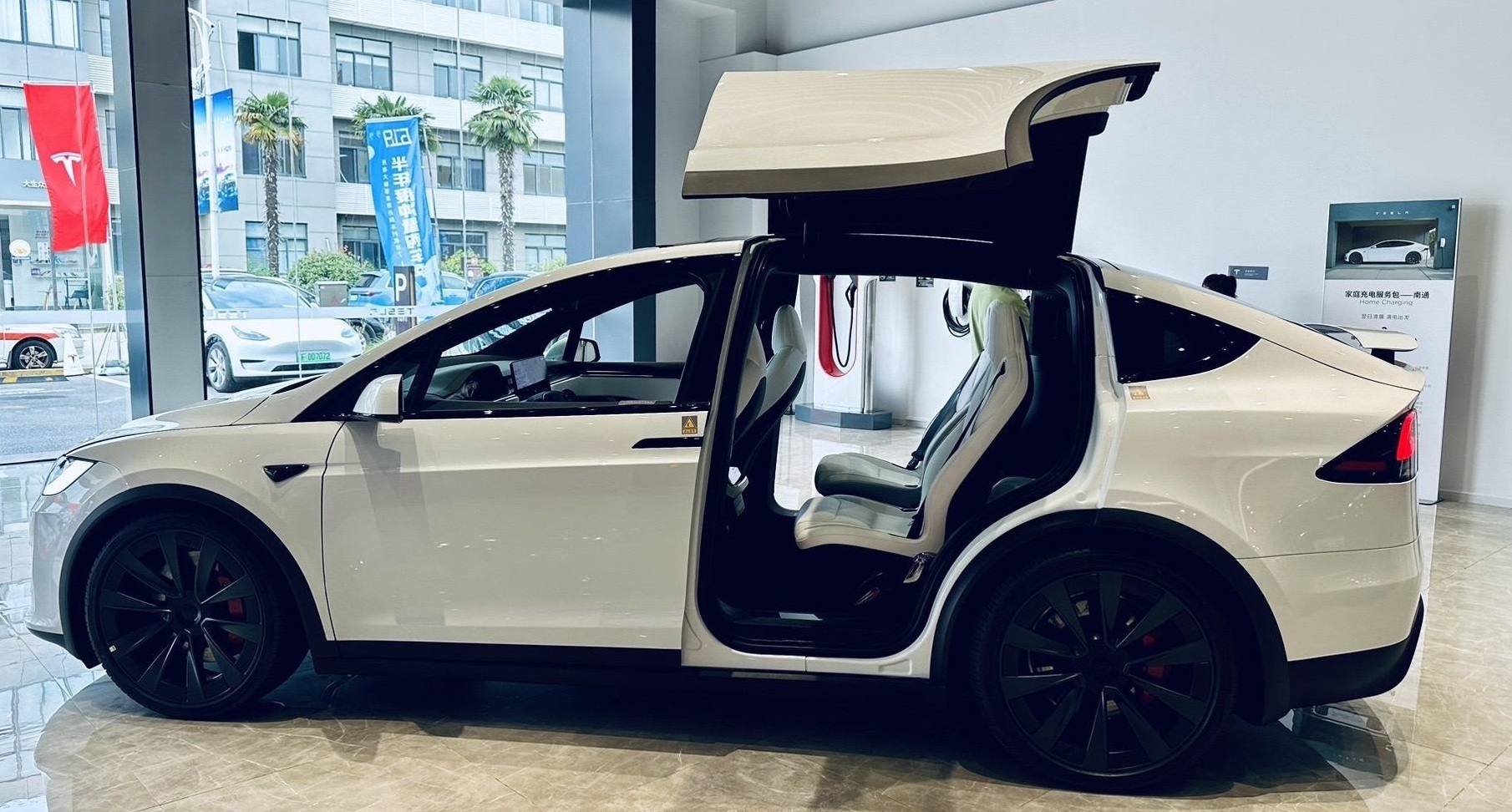 Model X双电机全轮驱动版展示图1
