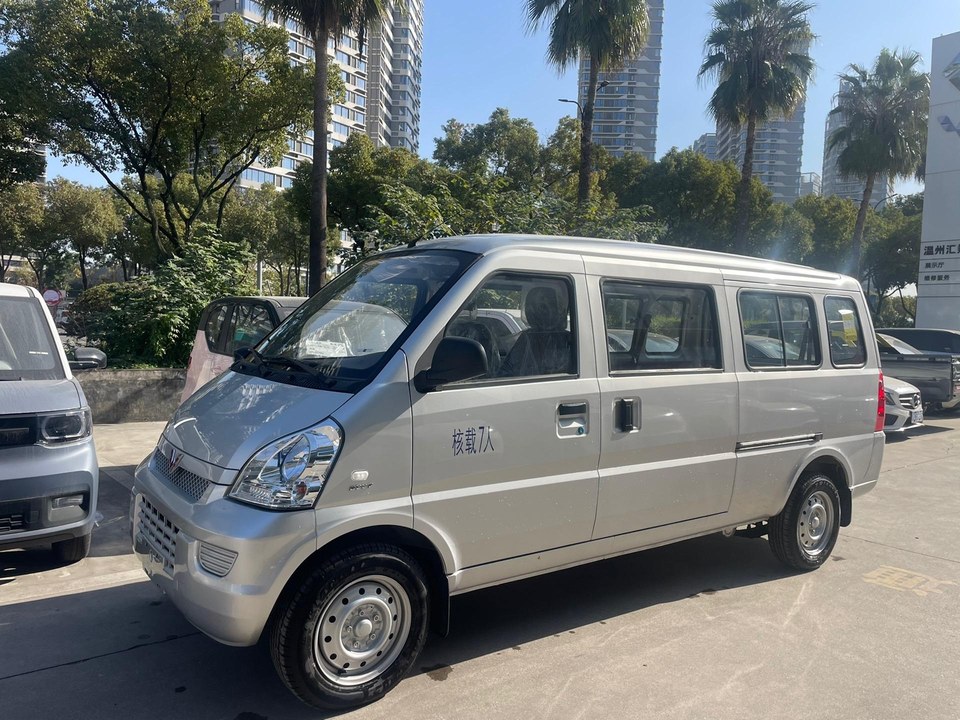 五菱荣光1.5L 基本型展示图2