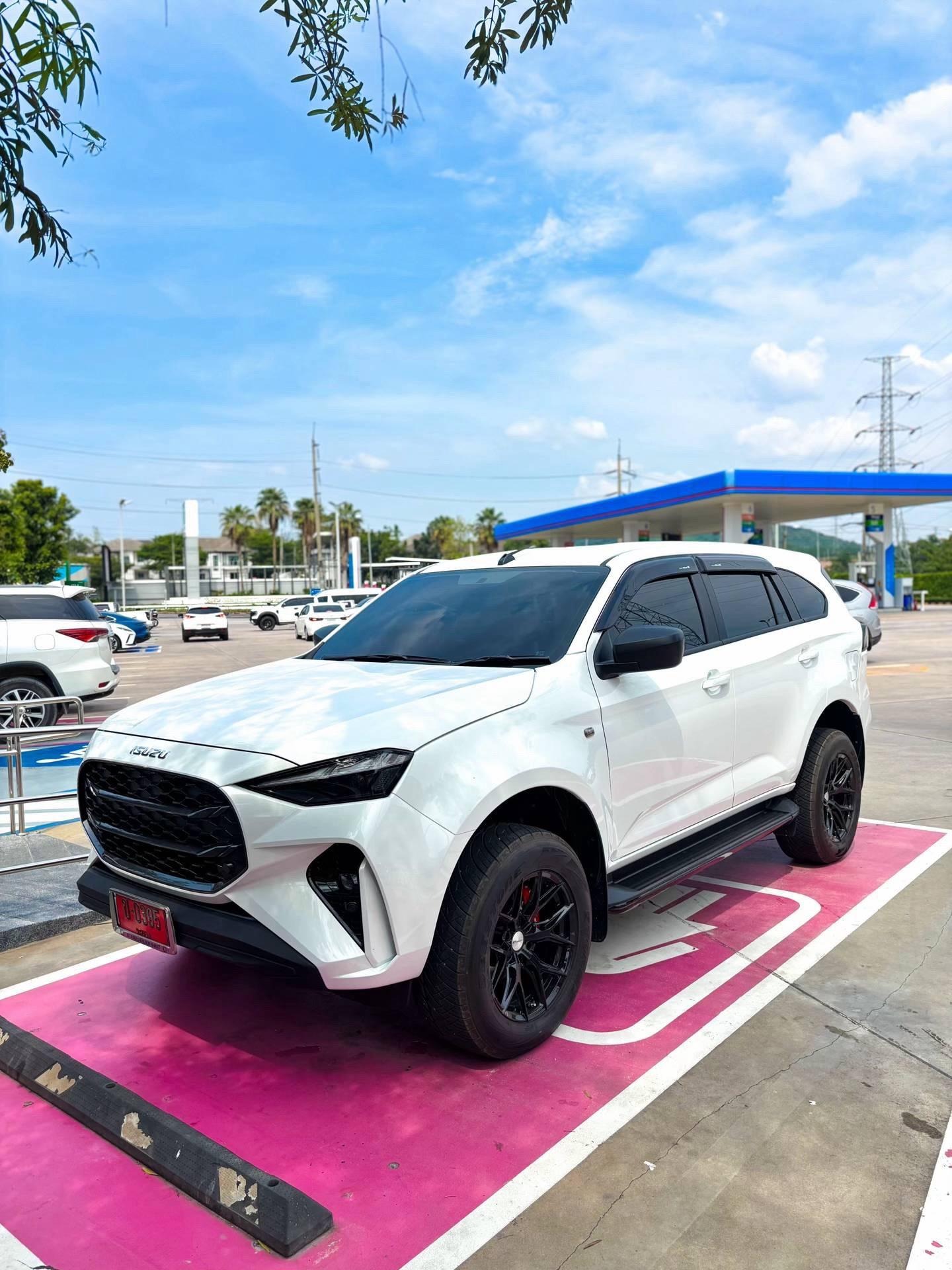 mu-X牧游侠2.0T 汽油自动两驱标准版 5座展示图1