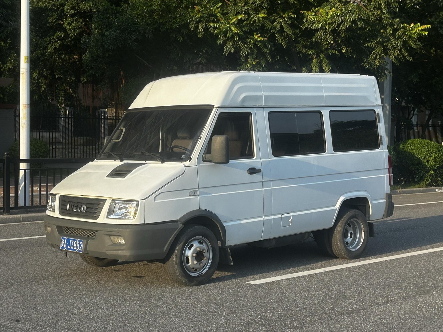 依维柯得意V37厢式运输车2.5T国六自动挡长轴中顶双胎手动门展示图2