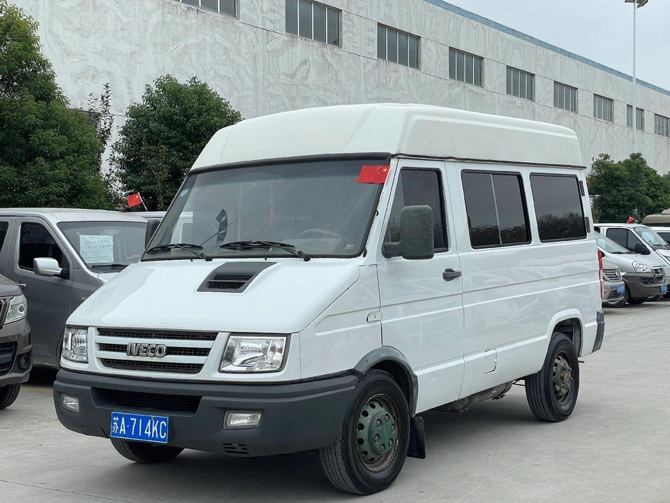 依维柯得意V35厢式运输车2.5T国六自动挡短轴低顶单胎侧拉门展示图2