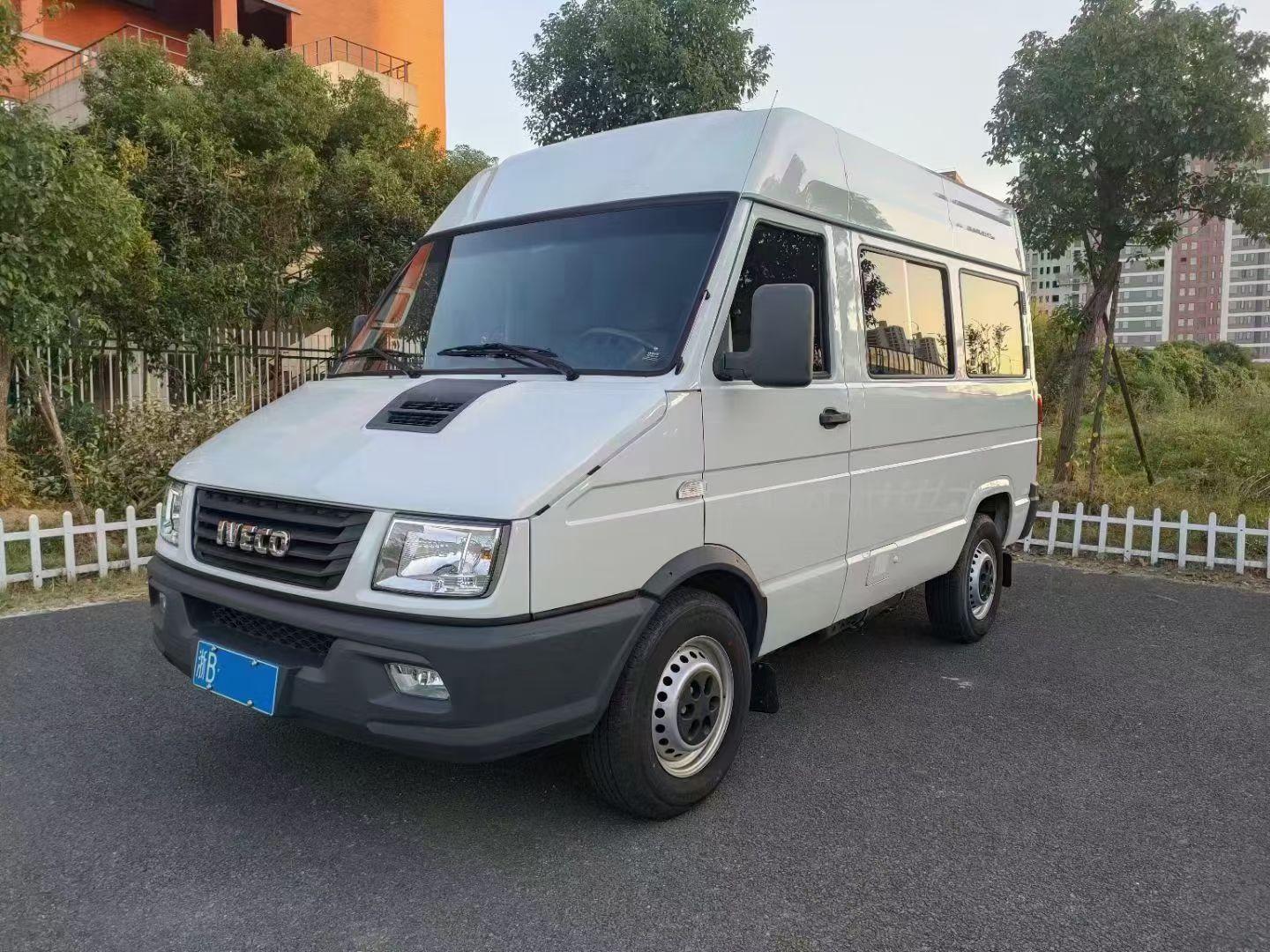 依维柯得意V35厢式运输车2.5T国六自动挡短轴低顶单胎侧拉门展示图1