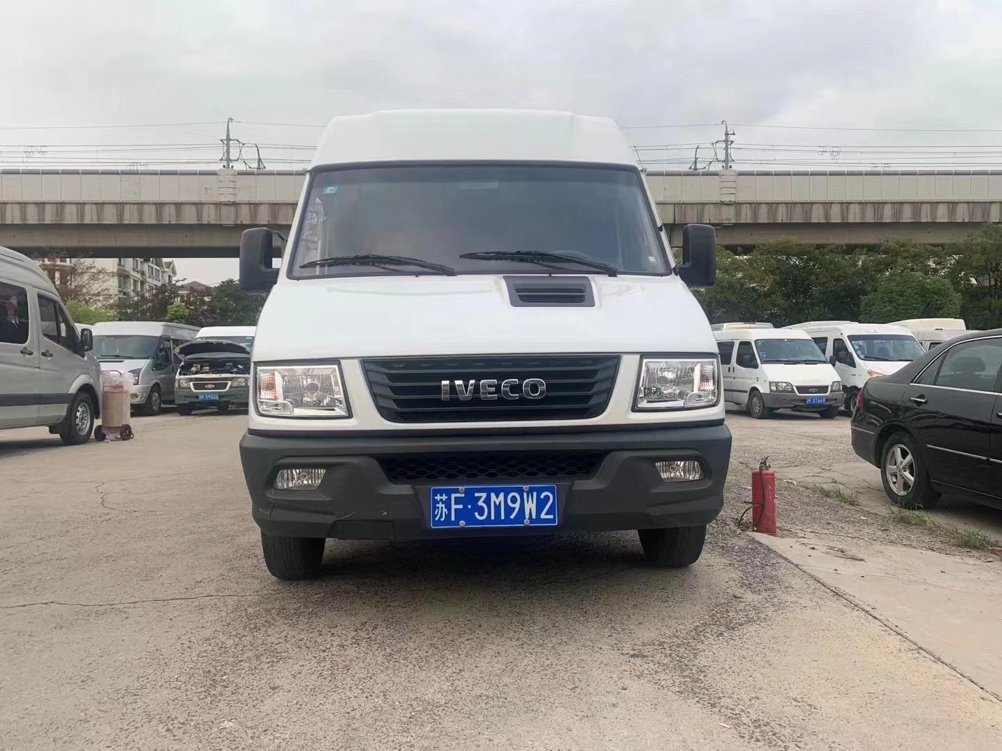依维柯得意V37厢式运输车2.5T国六自动挡长轴中顶双胎手动门展示图3