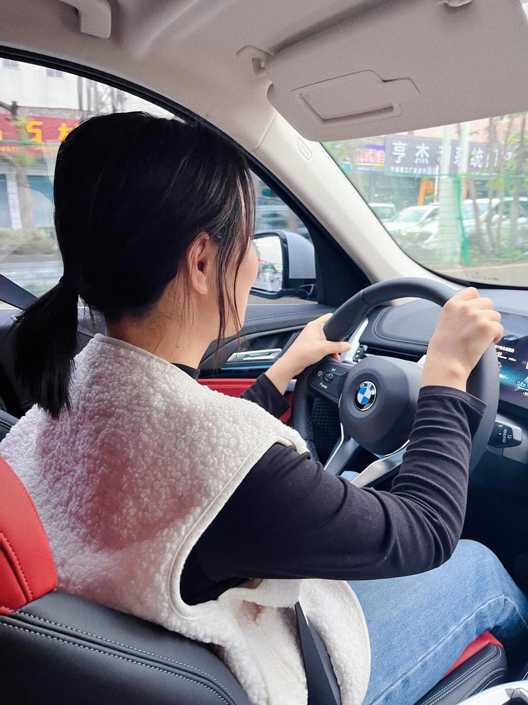 宝马X1xDrive25Li M运动曜夜套装展示图2