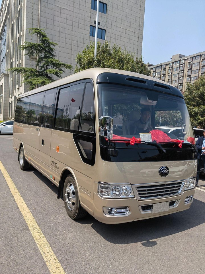 宇通T73.5T汽油自动商务版19座展示图2