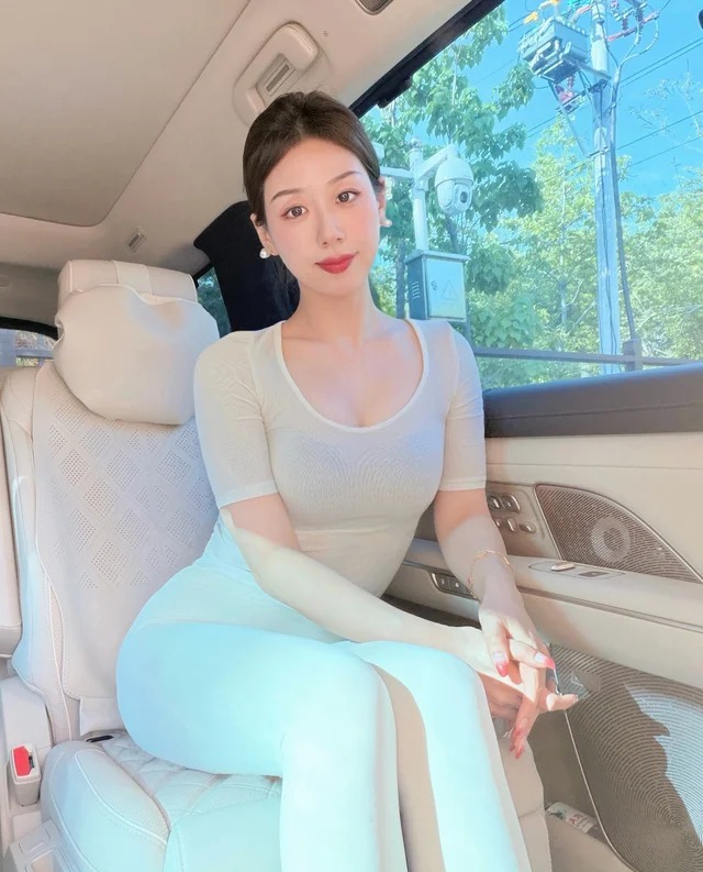 蔚来ES8玄金特别版展示图3