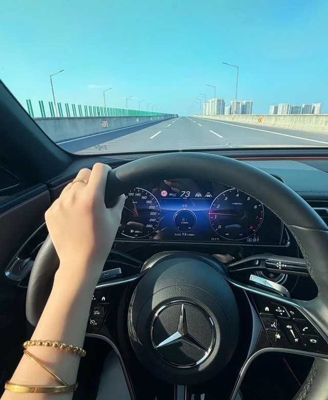 奔驰EQA 260展示图2
