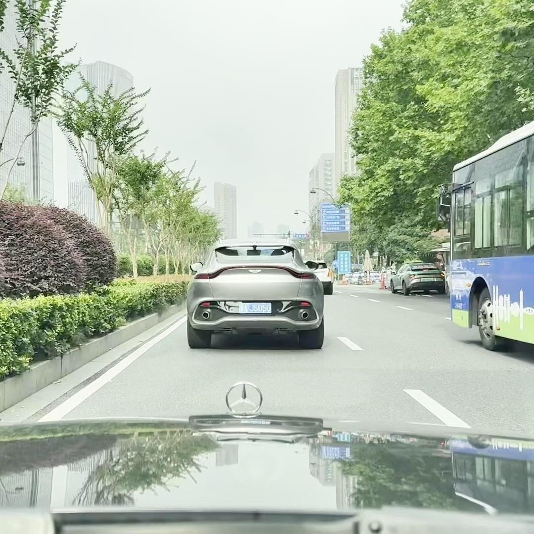 阿斯顿·马丁DBX4.0T V8 S展示图1