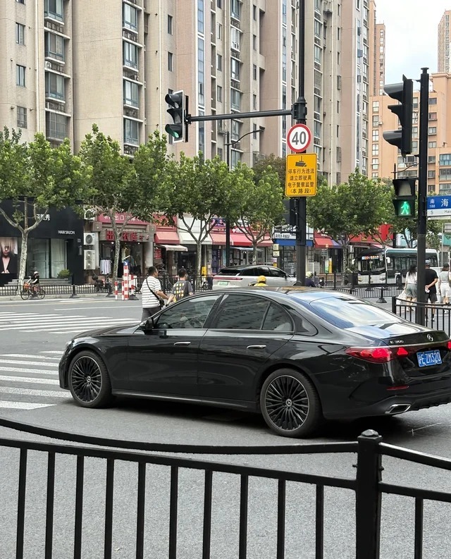 奔驰E 260 运动版展示图2