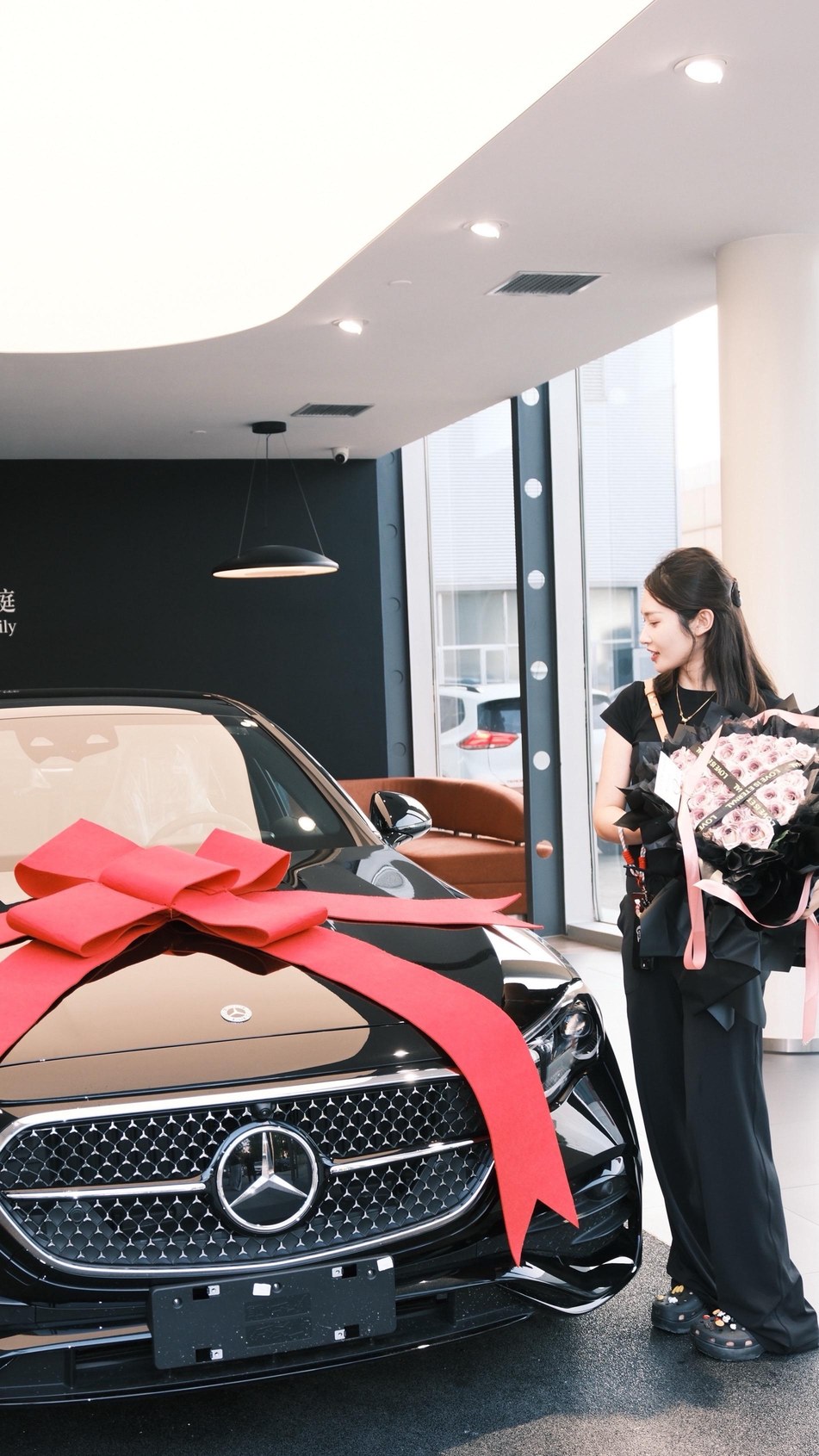 奔驰E 260 运动版展示图1