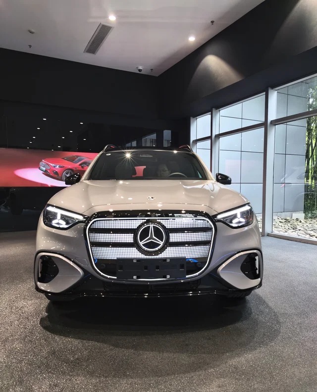 奔驰GLC EV海外版展示图2