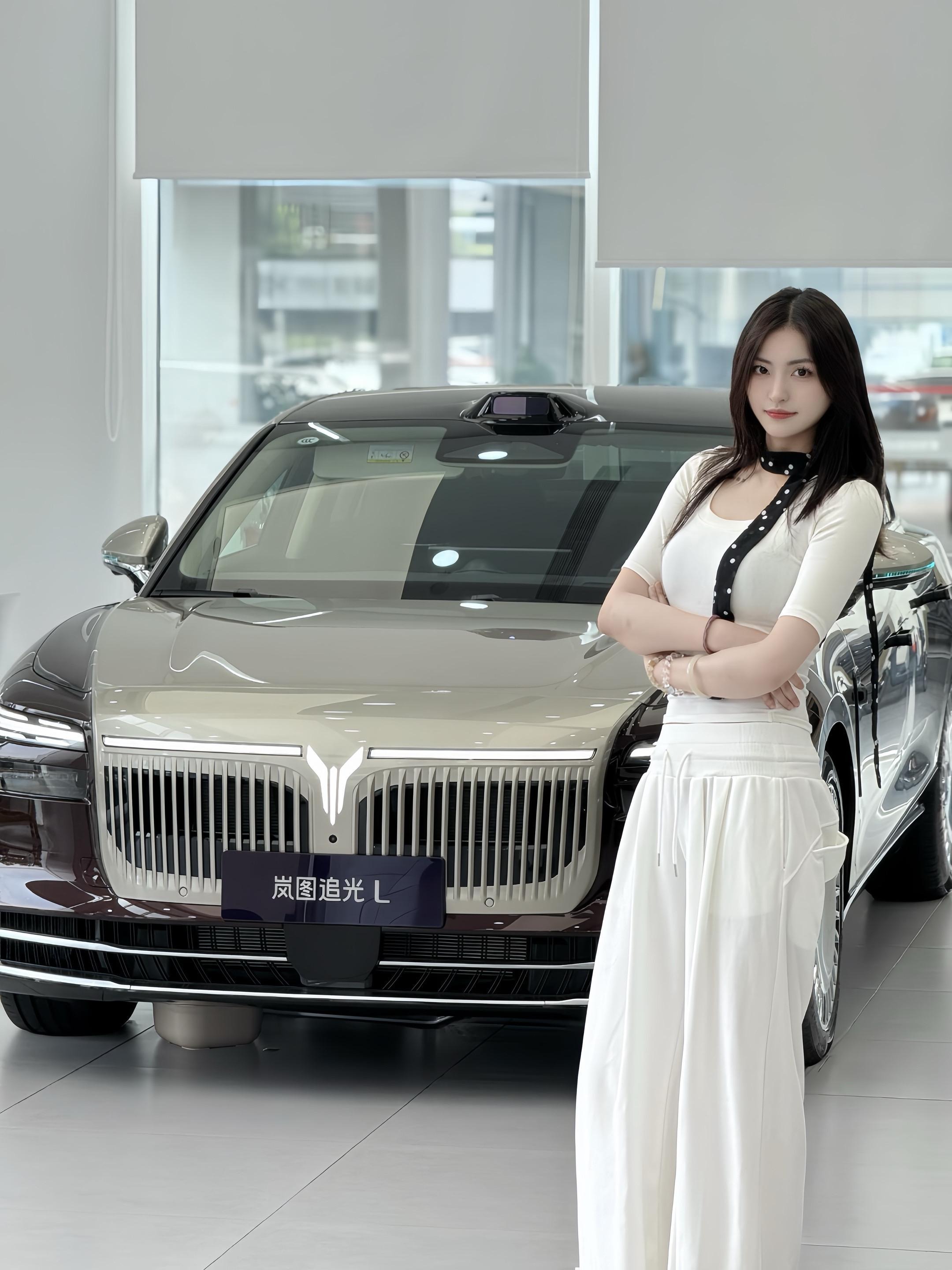 岚图追光L四驱Ultra展示图1