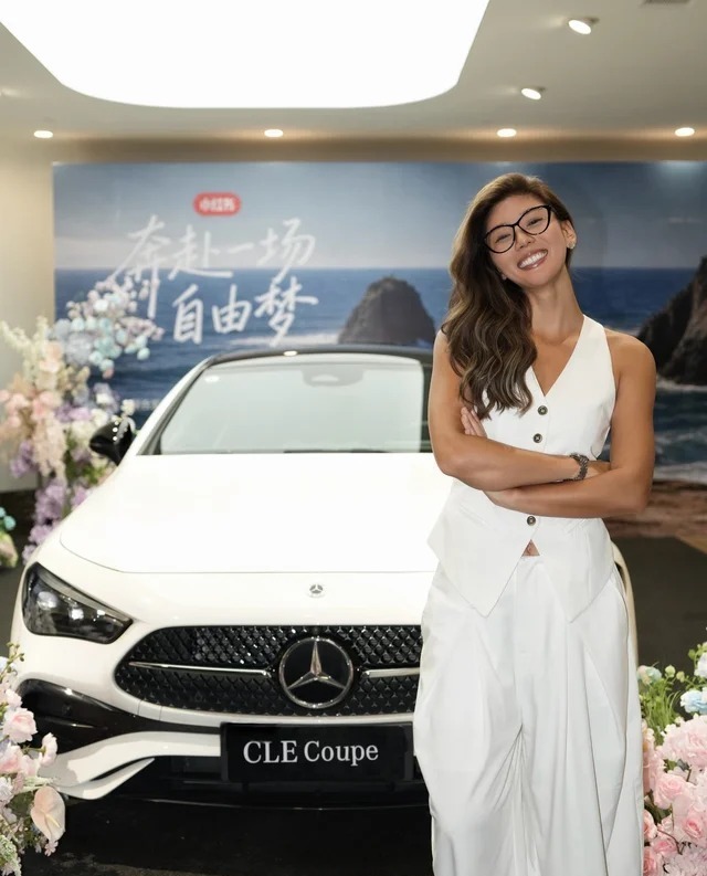 奔驰C级EV海外版展示图3