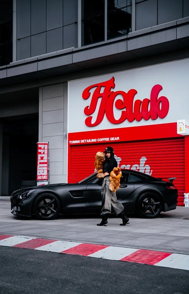 奔驰AMG GT 63 4MATIC+展示图3