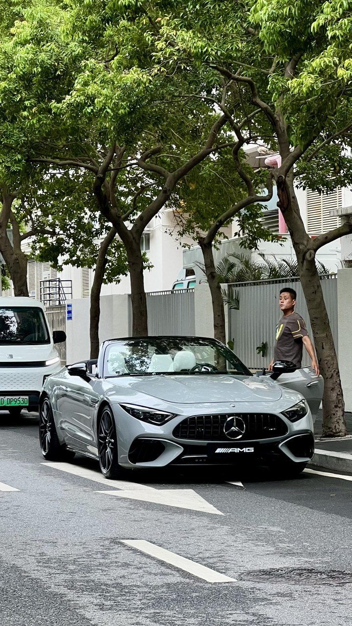 奔驰AMG SL 63 4MATIC+展示图1
