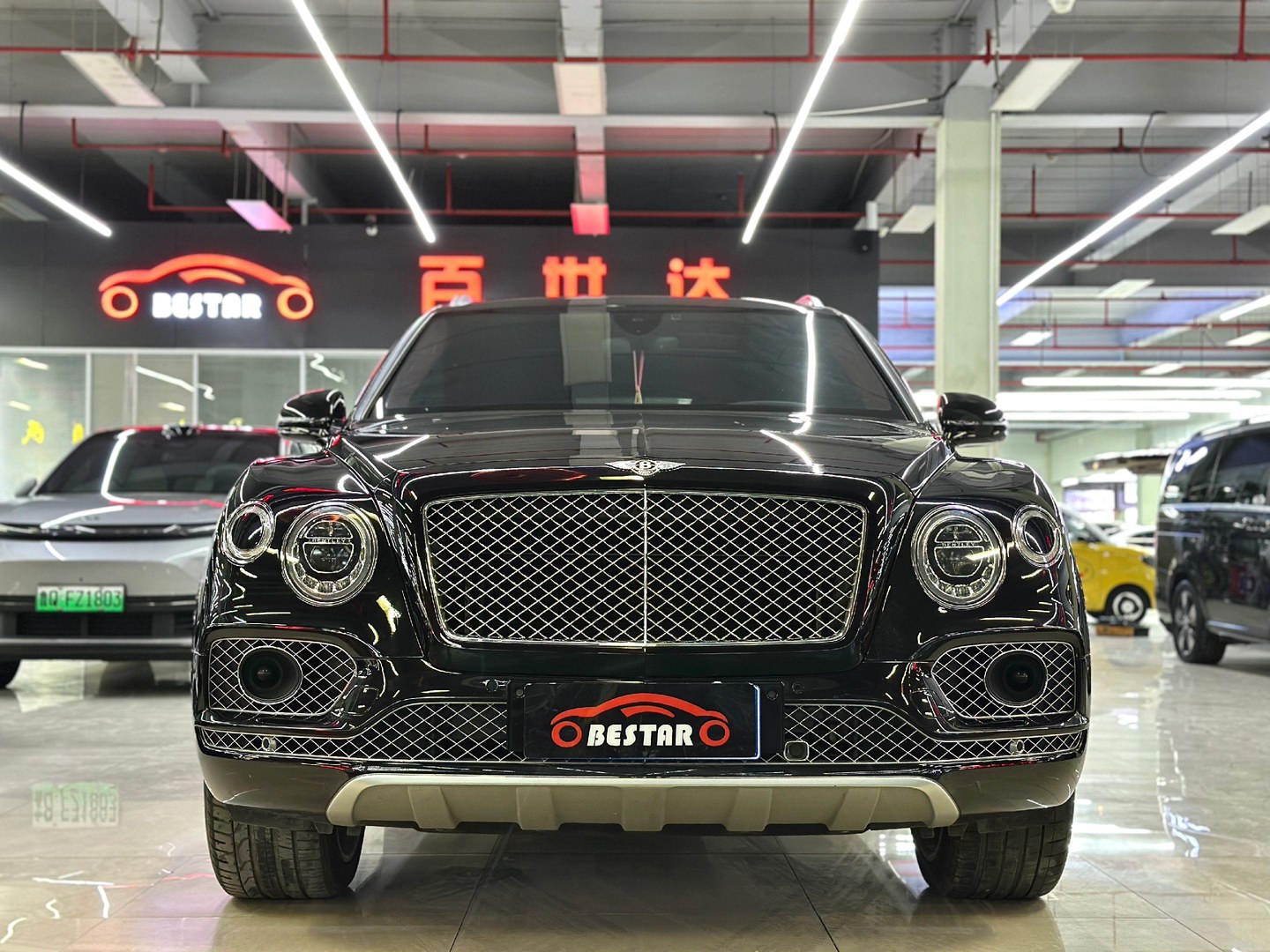 宾利添越PHEV3.0T 长轴距艺境版展示图2