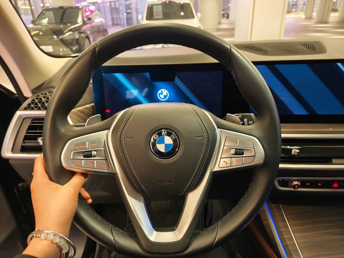 宝马X7xDrive40i 尊享型M运动套装 7座展示图3