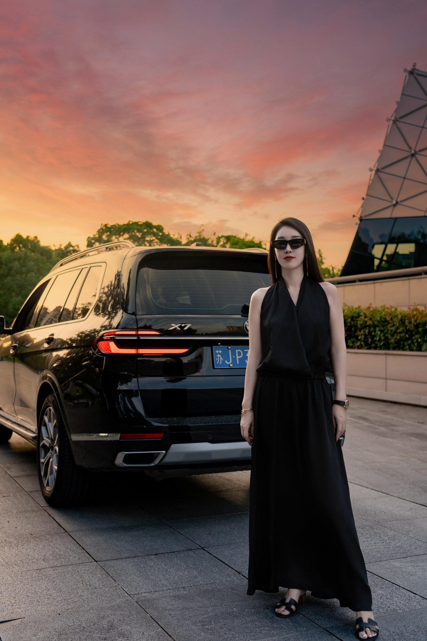宝马X7xDrive40i 尊享型M运动套装 7座展示图1