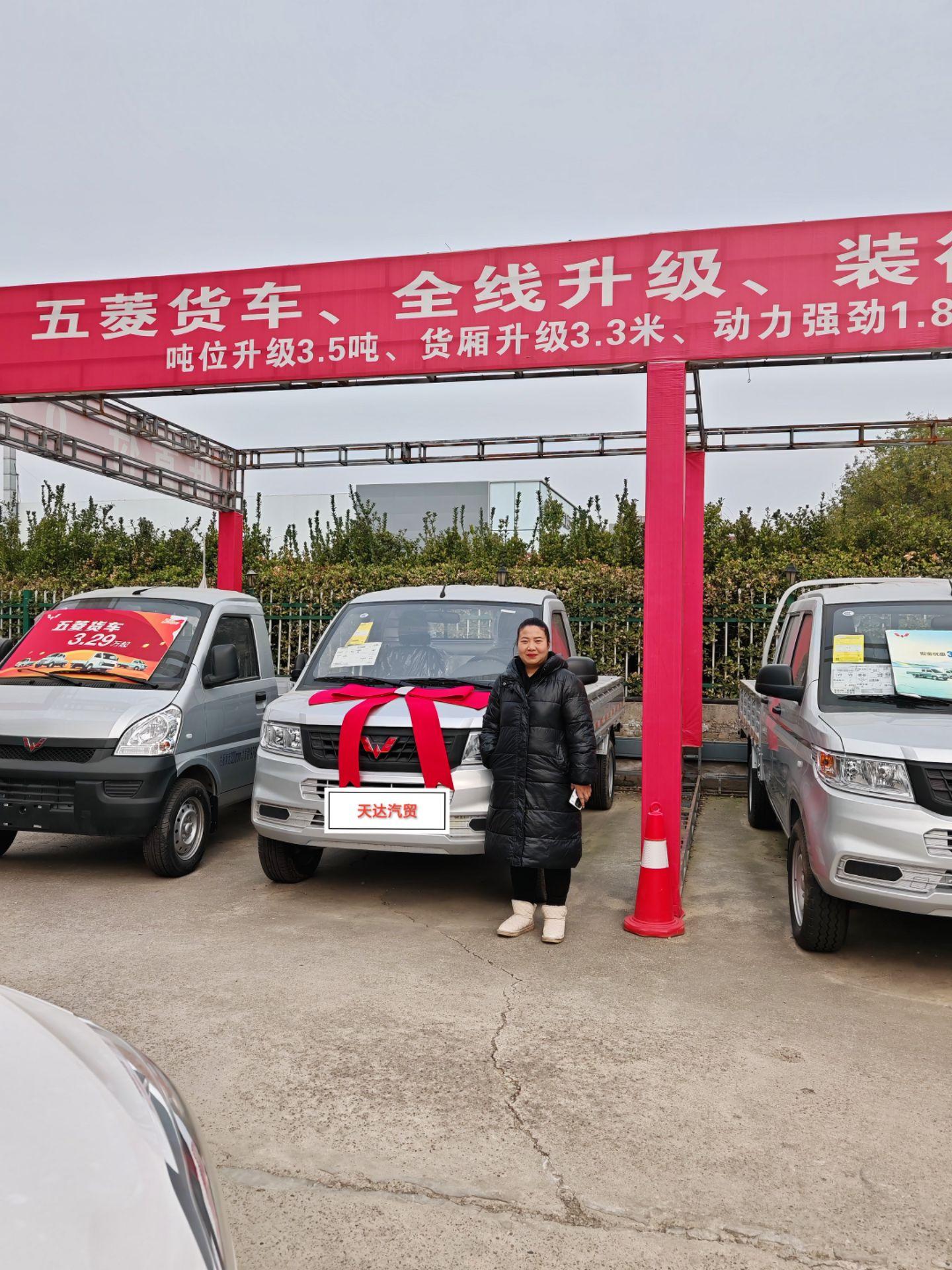 五菱荣光新卡1.5L 仓栅基本型单后轮双排 5座展示图2