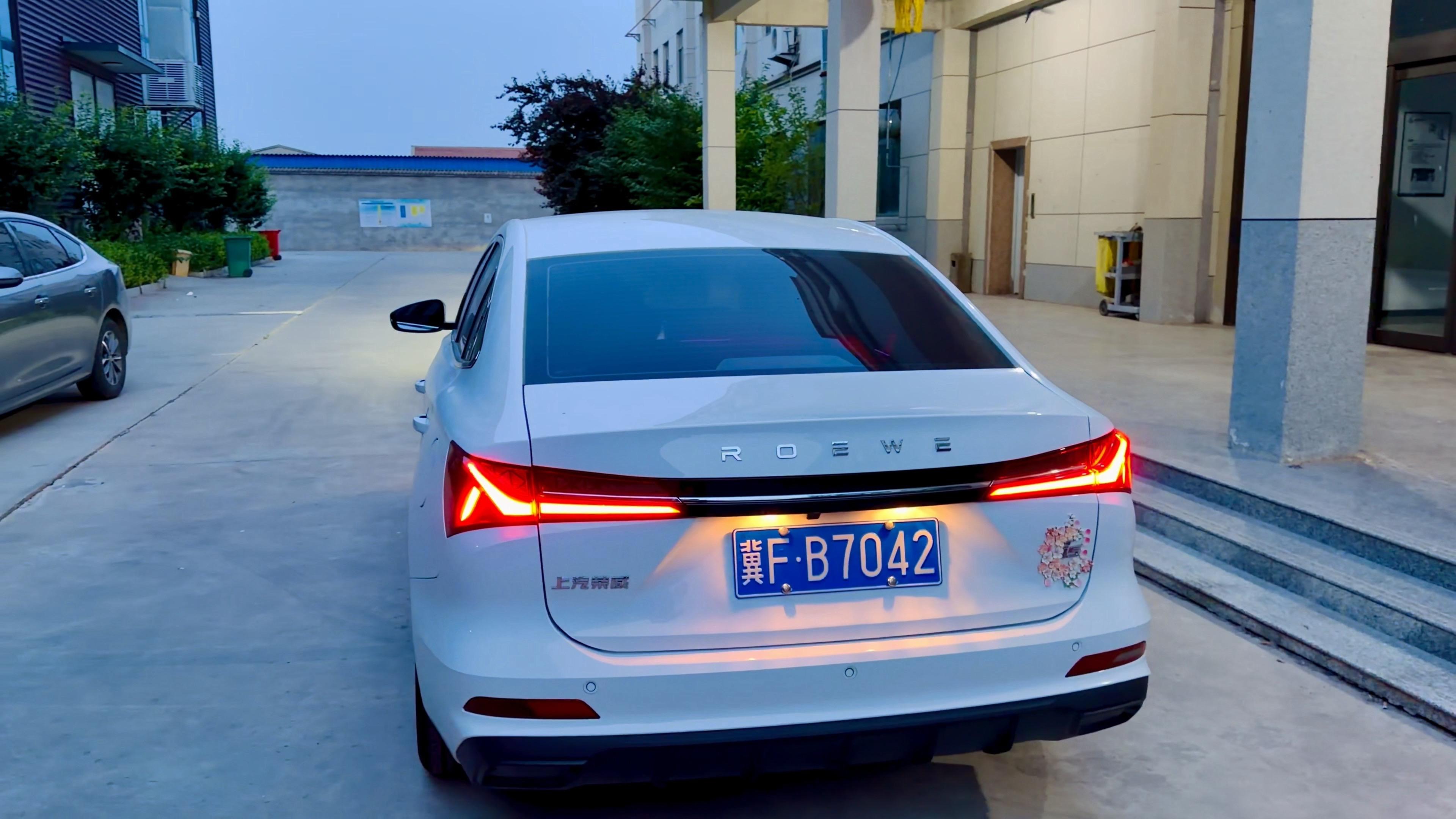 荣威i51.5L CVT行政版展示图3
