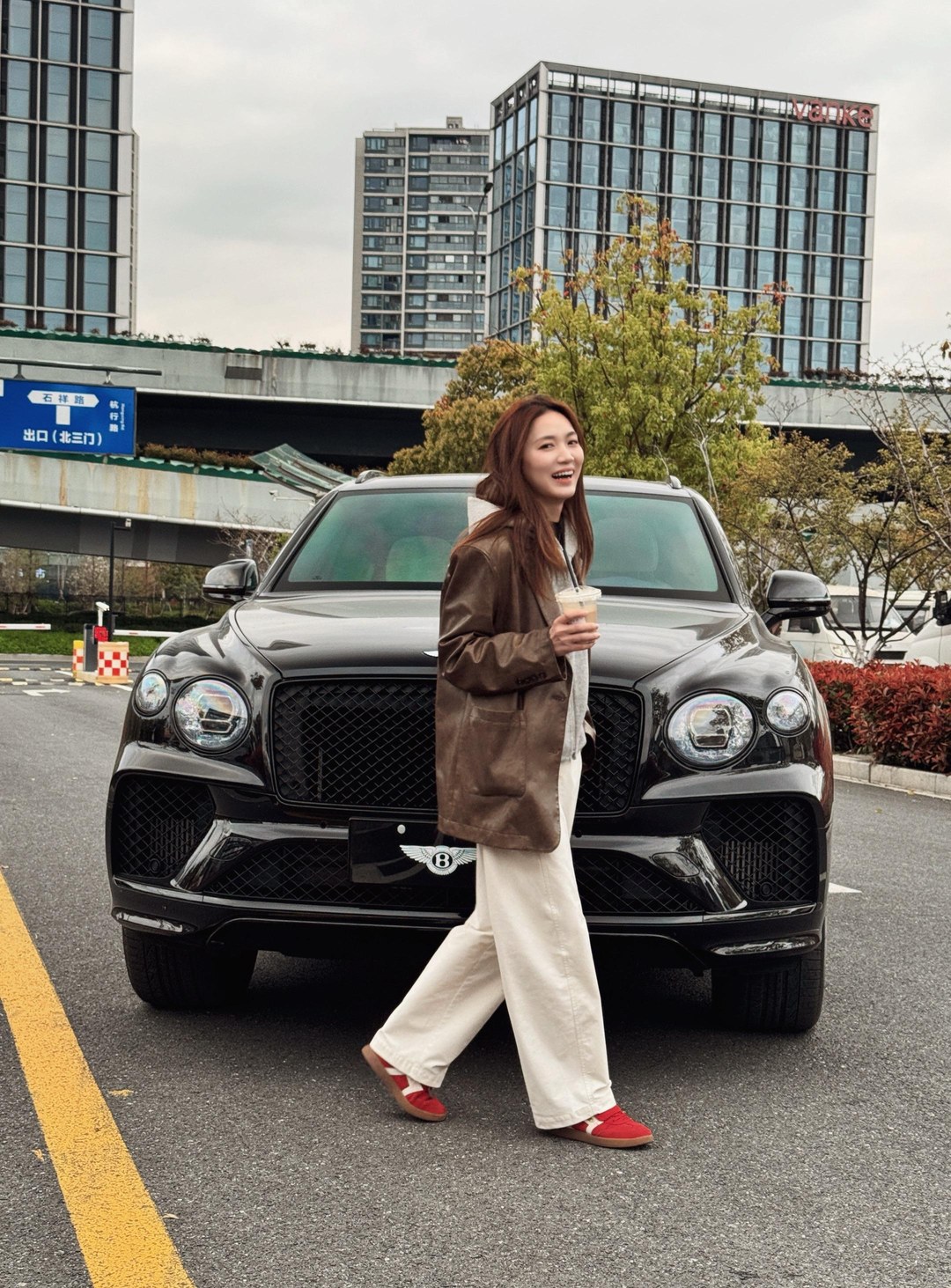 添越4.0T V8 长轴距雅度版展示图1
