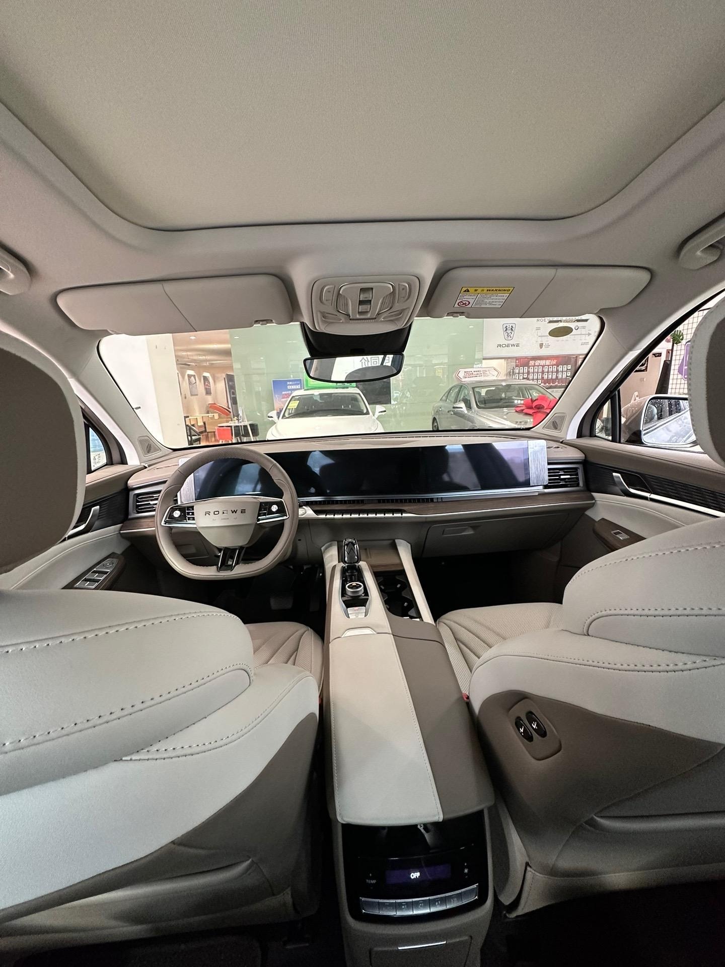 荣威RX92.0T 两驱基本型展示图2