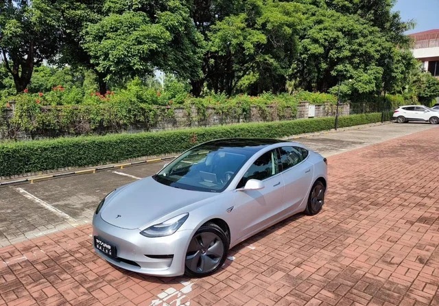 Model 3后轮驱动版展示图3