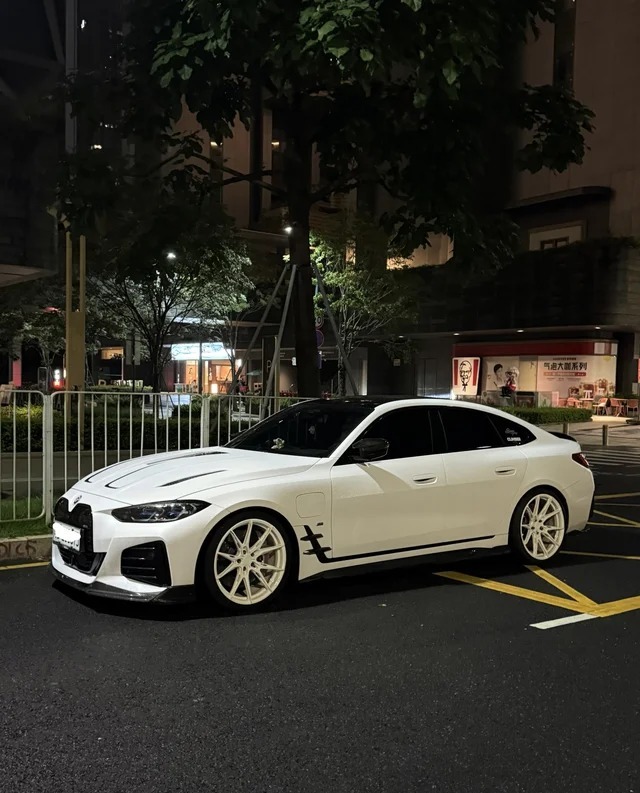 宝马i4eDrive40展示图3