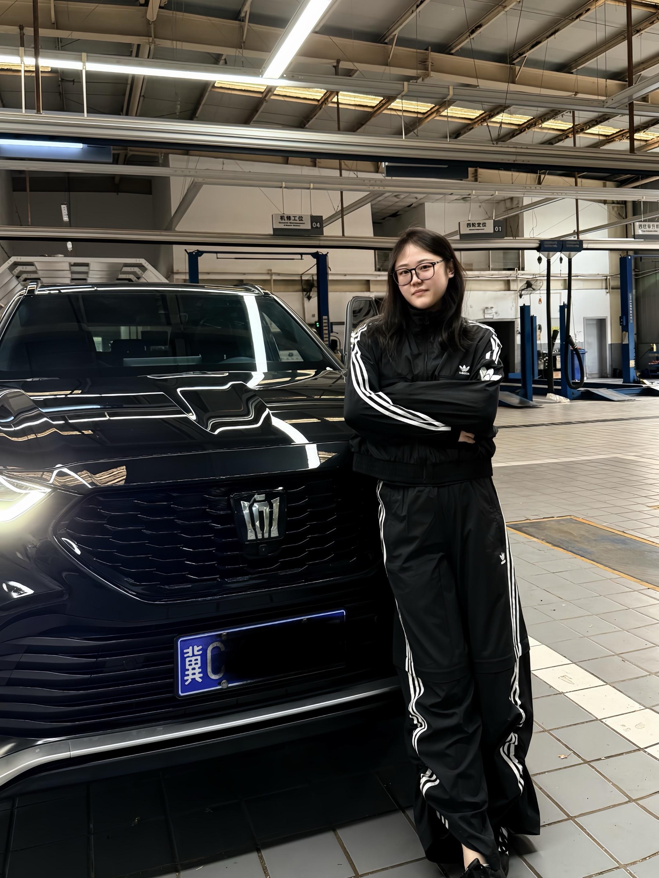 皇冠陆放智能电混双擎 2.5L E-CVT两驱豪华版展示图1