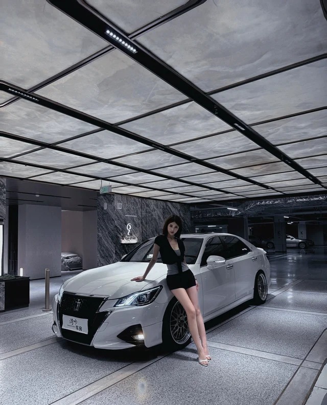 皇冠陆放智能电混双擎 2.5L E-CVT四驱豪华版展示图3