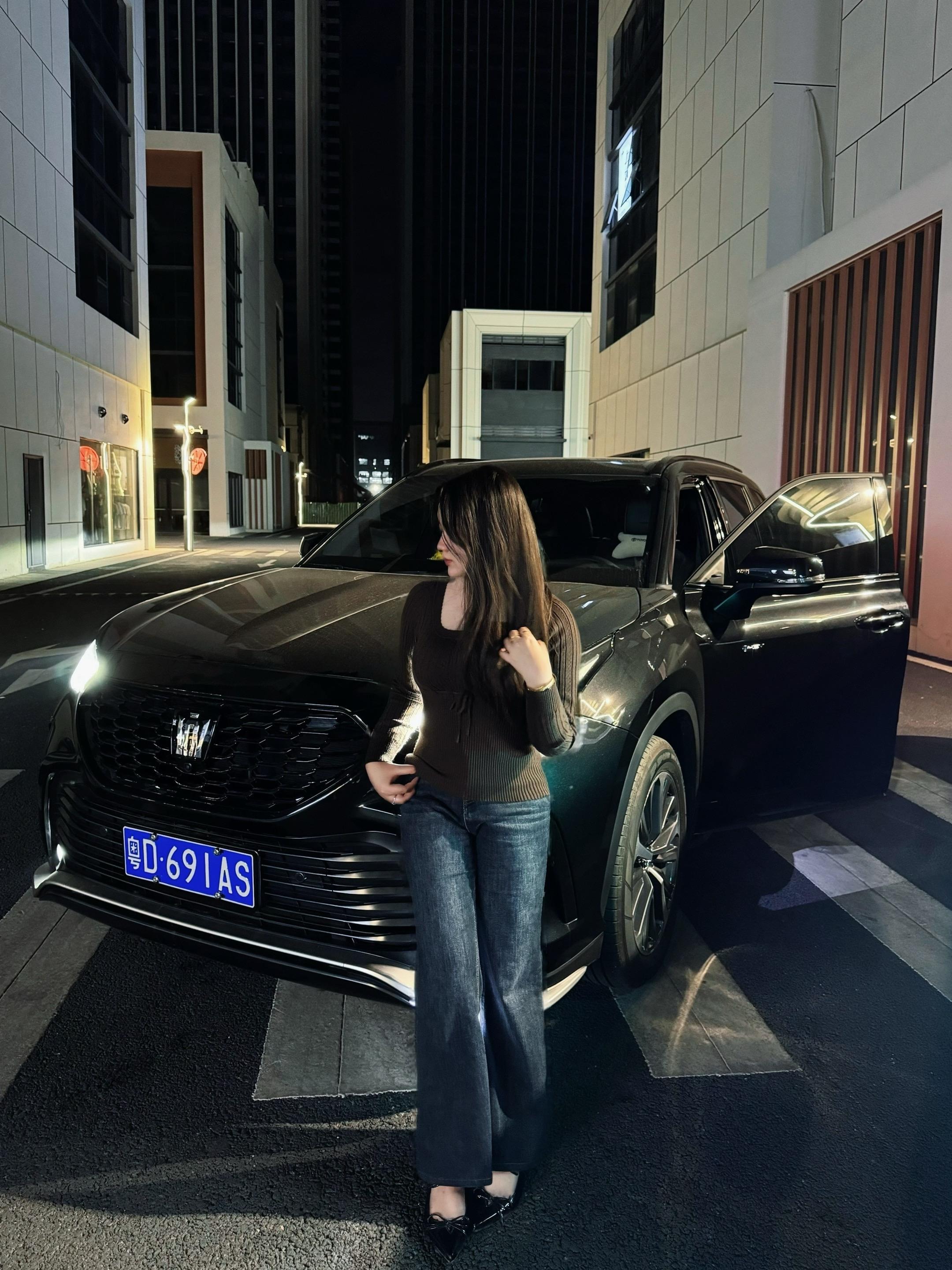 皇冠陆放智能电混双擎 2.5L E-CVT四驱豪华版展示图2