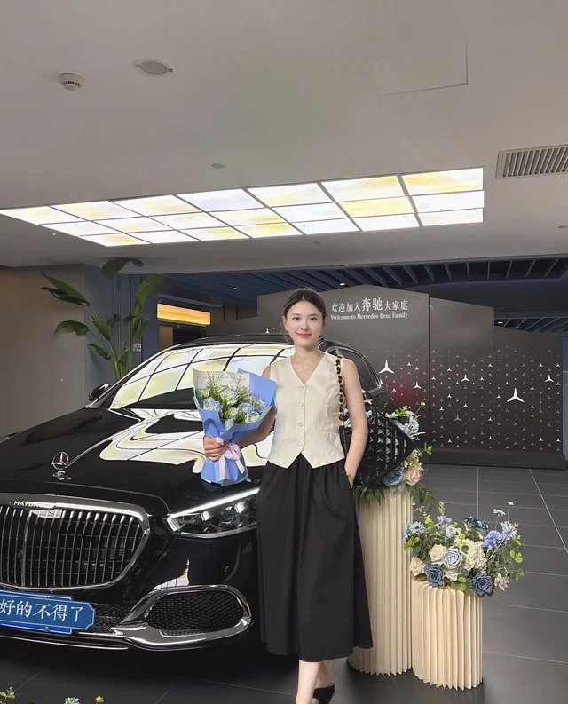 迈巴赫EQS 680 礼逸版展示图2