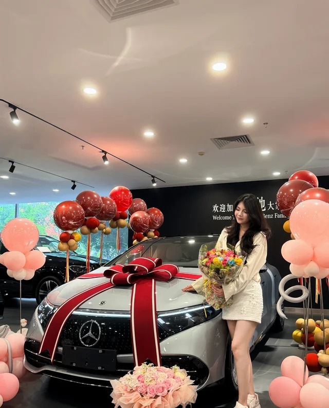 迈巴赫EQS 680 礼逸版展示图1