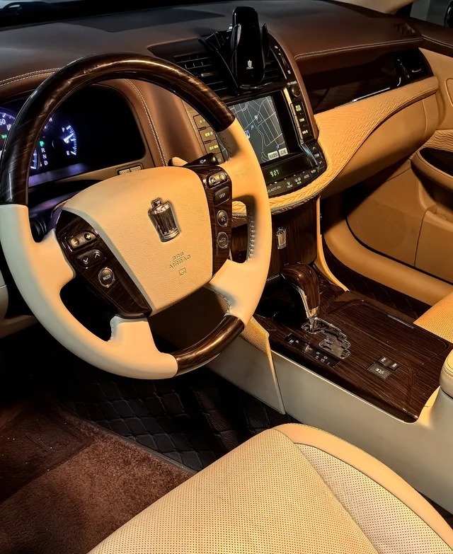 皇冠Signia2.5L HEV Limited AWD 北美版展示图2