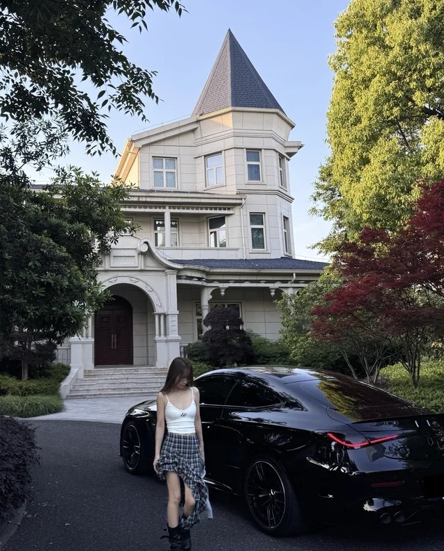 奔驰AMG CLE 53 4MATIC+ 敞篷轿跑车展示图3