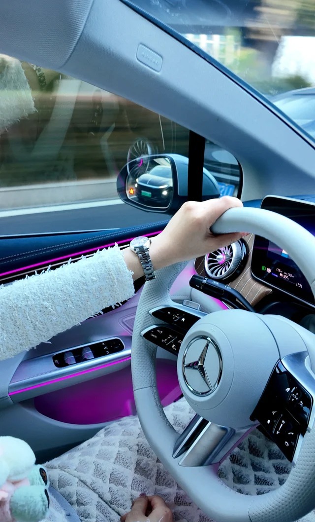 奔驰EQE SUV 500 4MATIC 先锋版展示图2