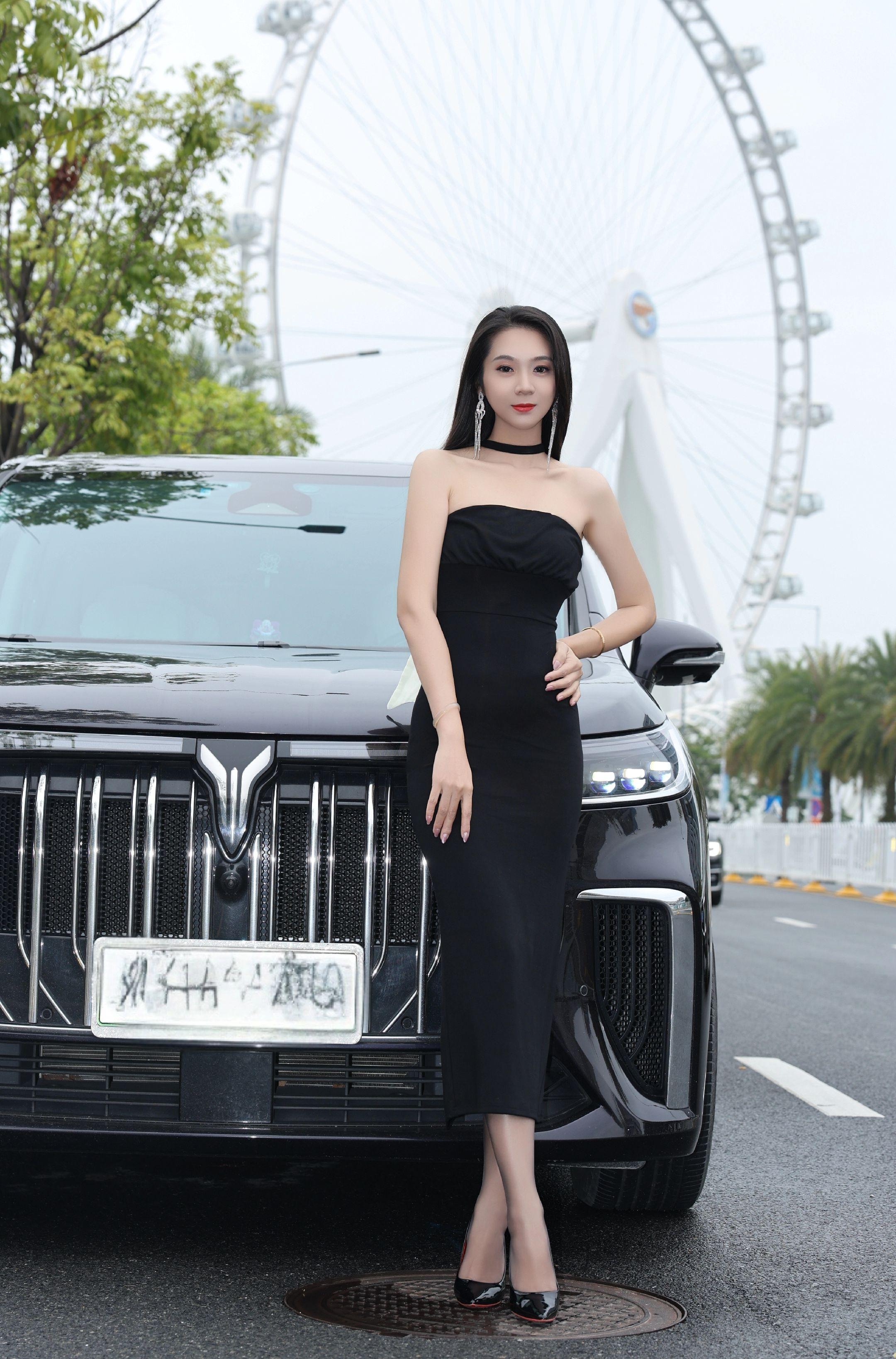新途V702.0T柴油手动豪华版短轴低顶7座150Ps展示图1