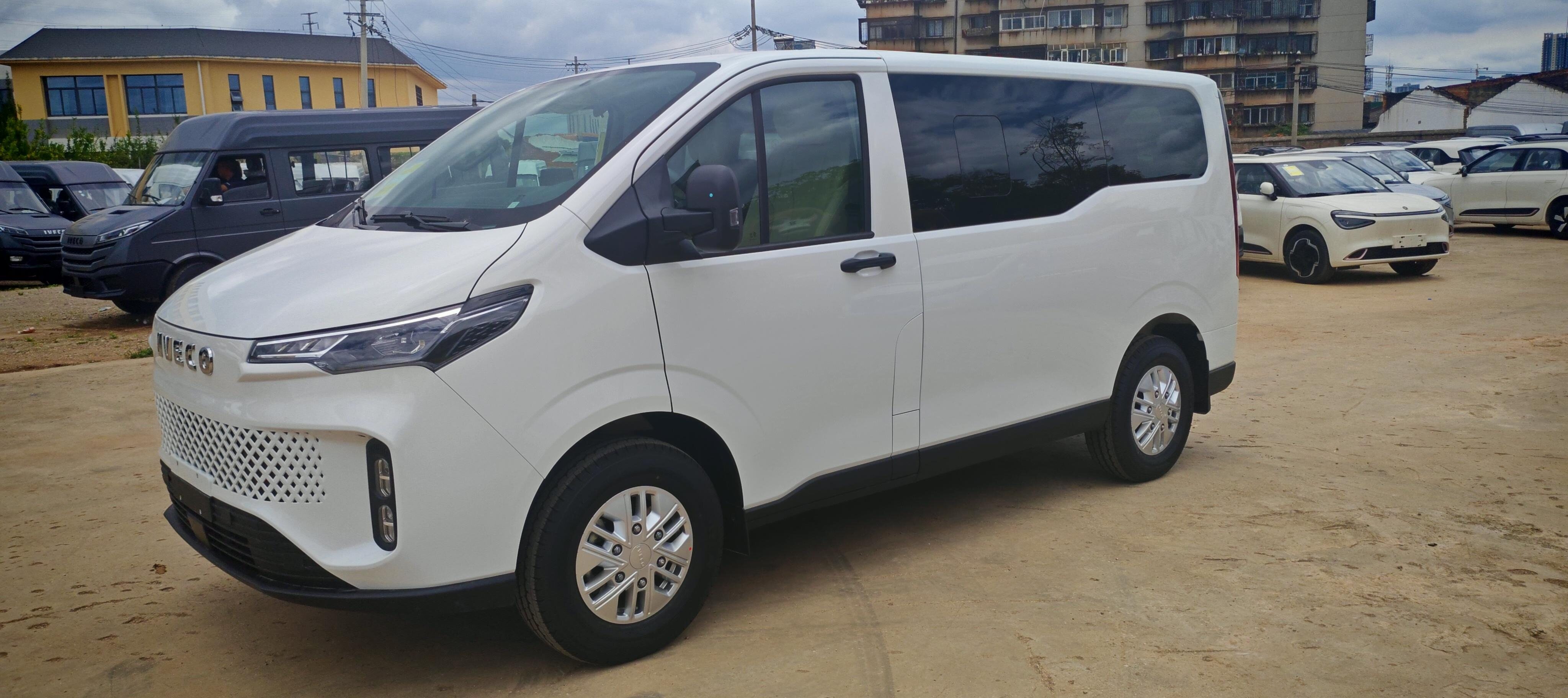 依维柯聚星V33 2.0T 自动挡 厢式运输车 2/3座高顶 110KW 星途版