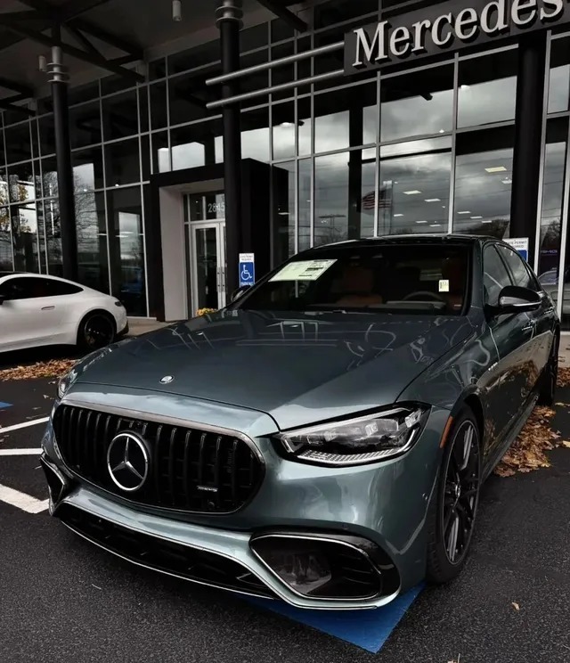 奔驰AMG S 63 L E Performance展示图1