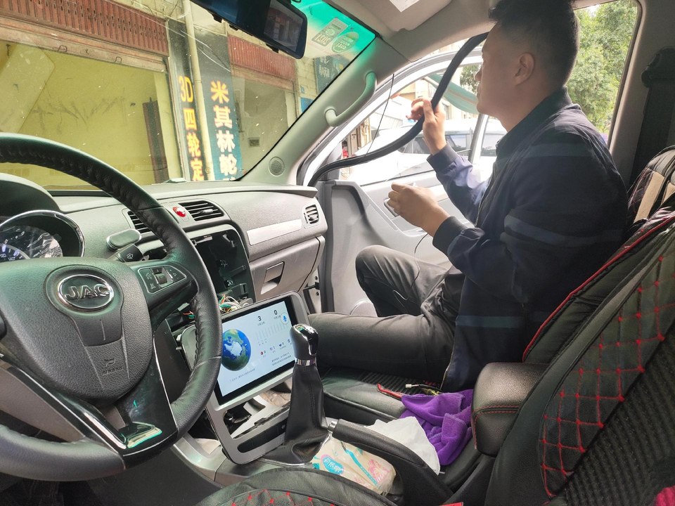 江淮T62.0T 手动四驱舒适型CNG展示图1