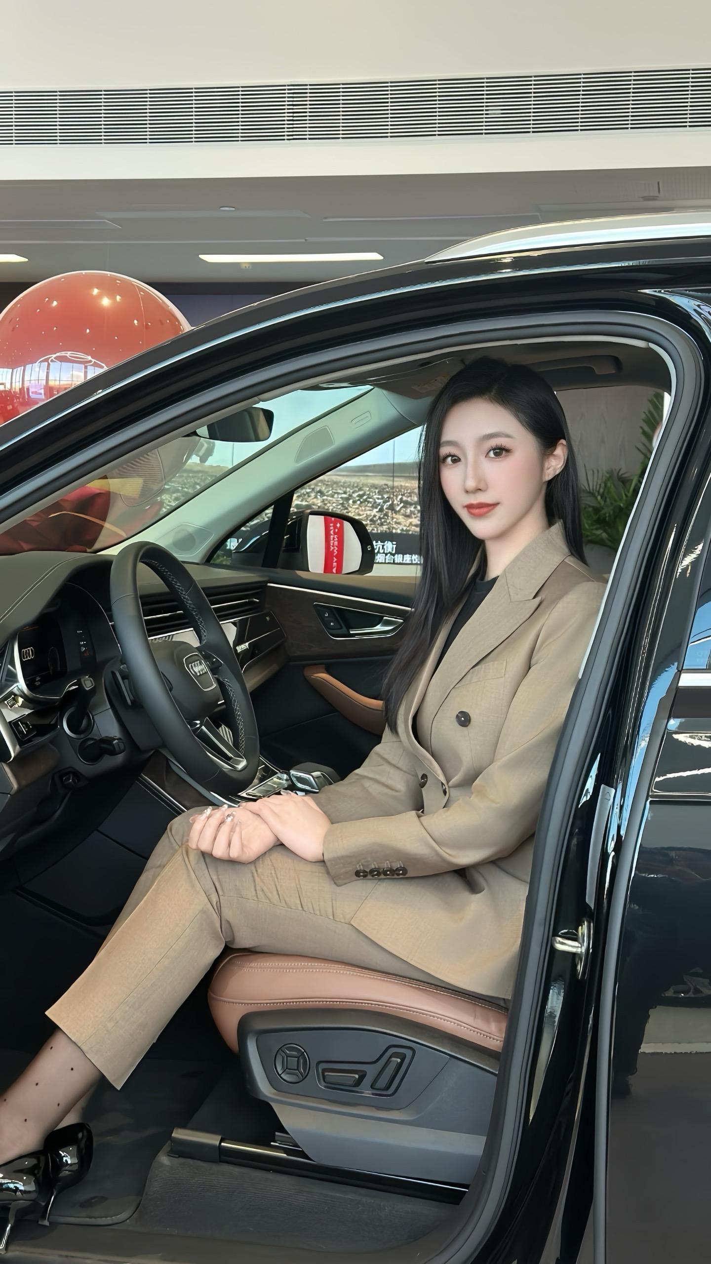 奥迪Q755 TFSI quattro S line黑武士型展示图1