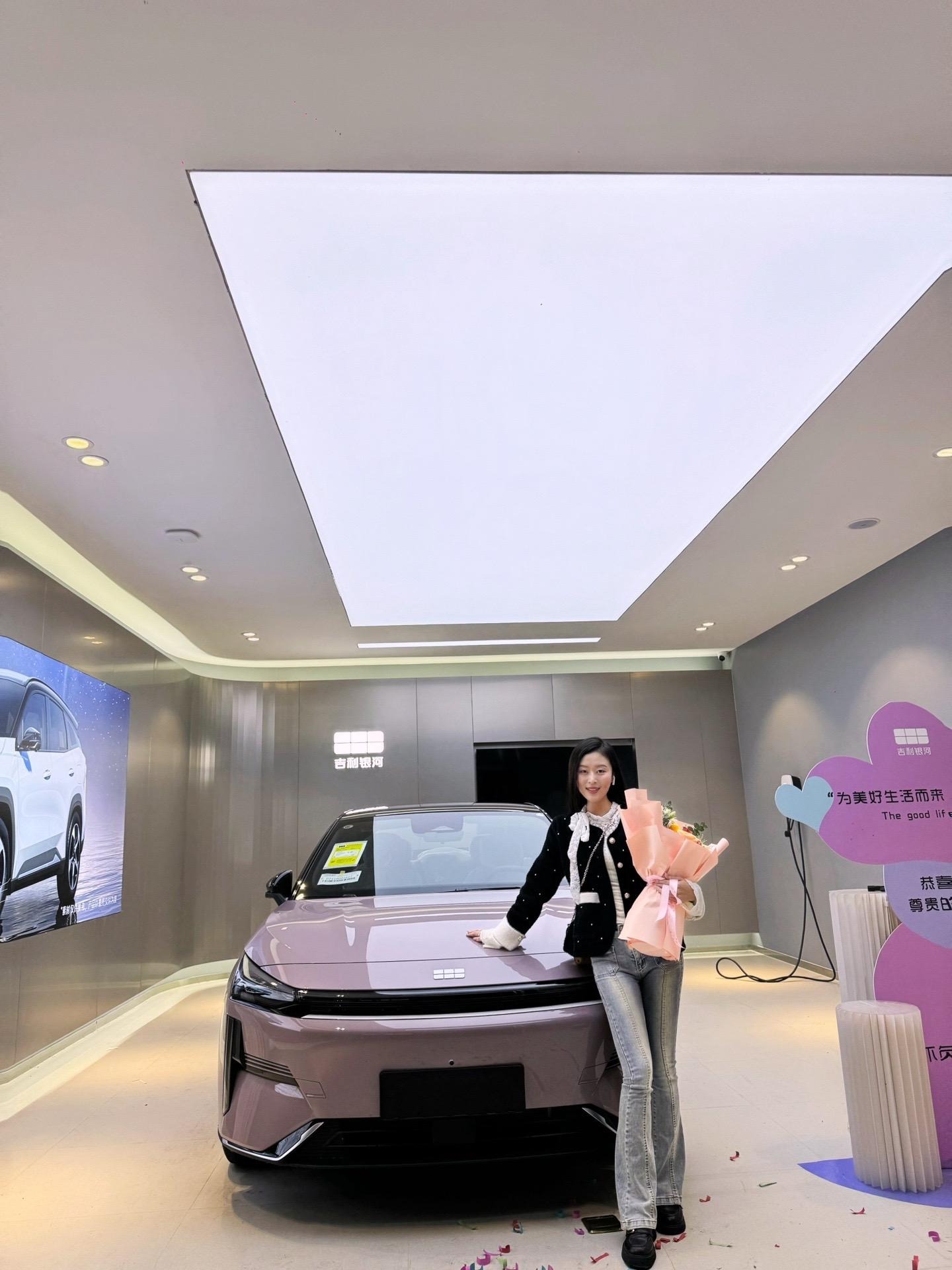 银河L61.5 EM-i DHT 140KM 星舰版展示图1