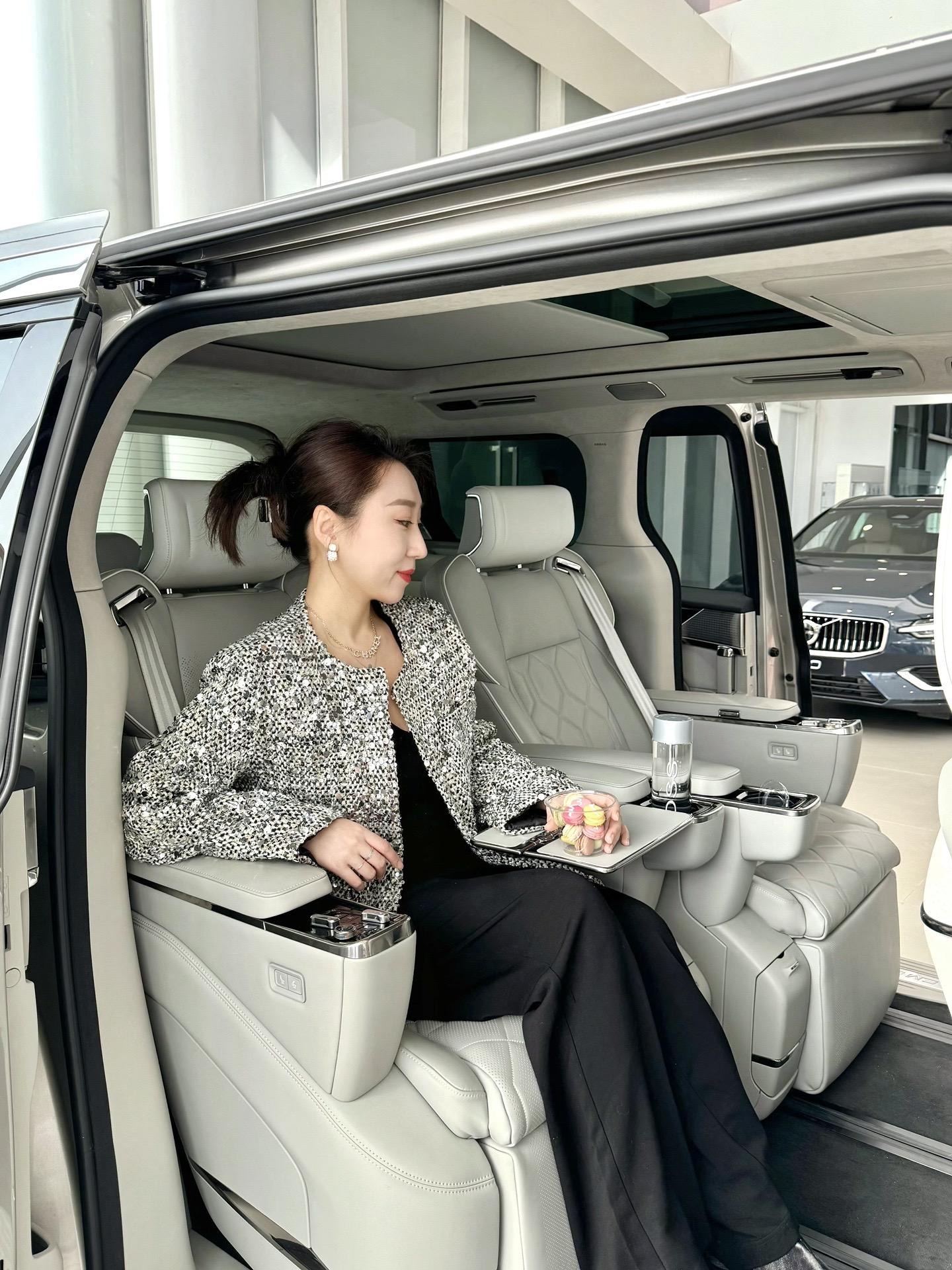 沃尔沃EM90Ultra 六座展示图1