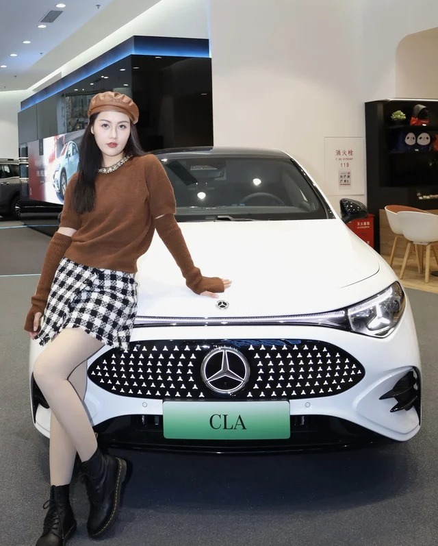 奔驰CLA 350 4MATIC AMG Line展示图2