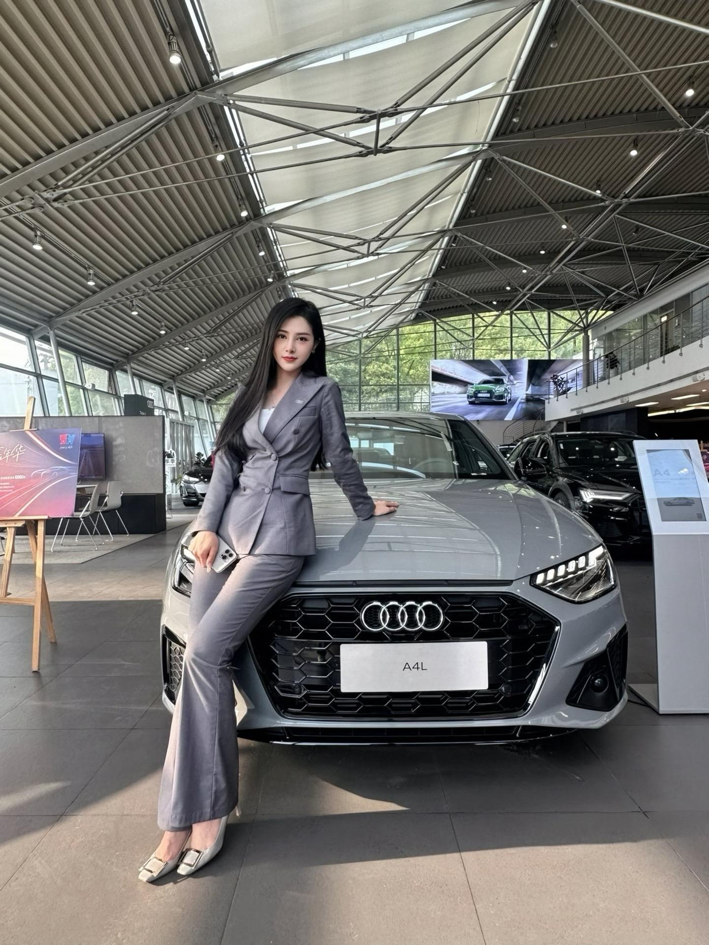 奥迪A4L200万辆悦享版 40 TFSI 时尚动感型展示图1