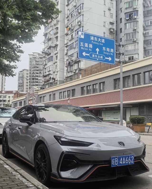 长安UNI-Z PHEV智慧新蓝鲸 130km 进取型展示图1